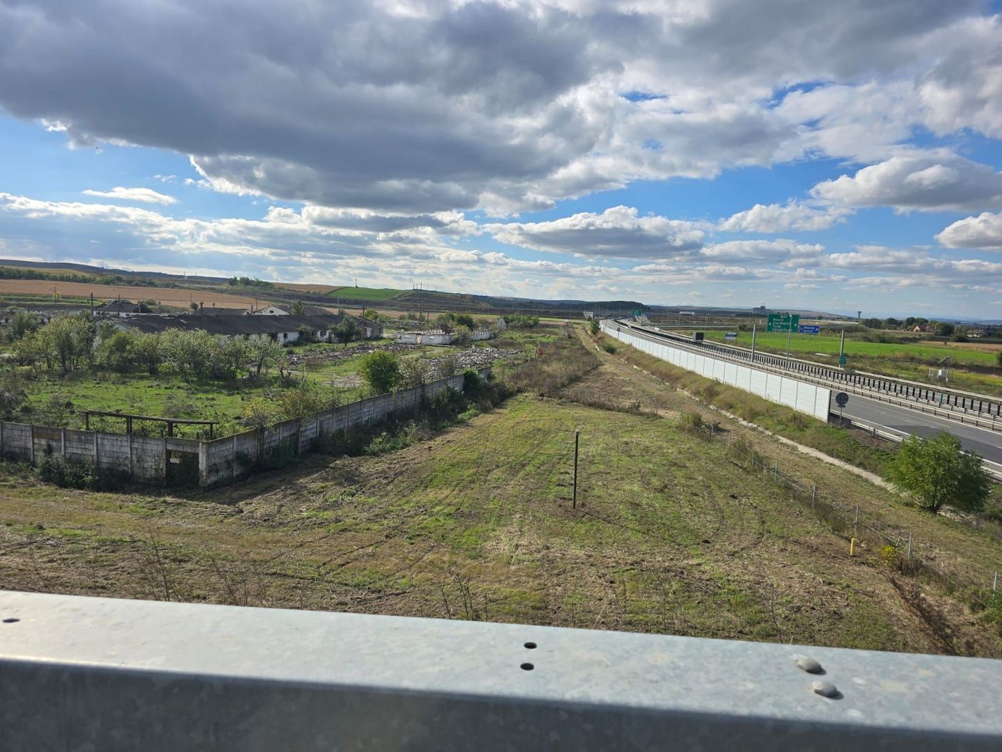 Teren+clădiri 60.000 mp.18 euro mp.deschidere la autostradă, - Poză 1