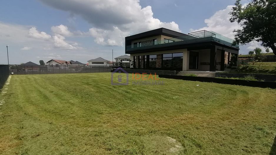 Casa  Exclusivista cu piscina si 1200 mp de teren, in Cisnadie - Poză 1