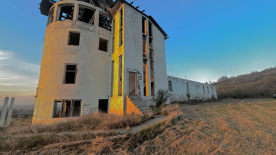 Castel cu vedere panoramică pe dealul Șiriei - Poză 9