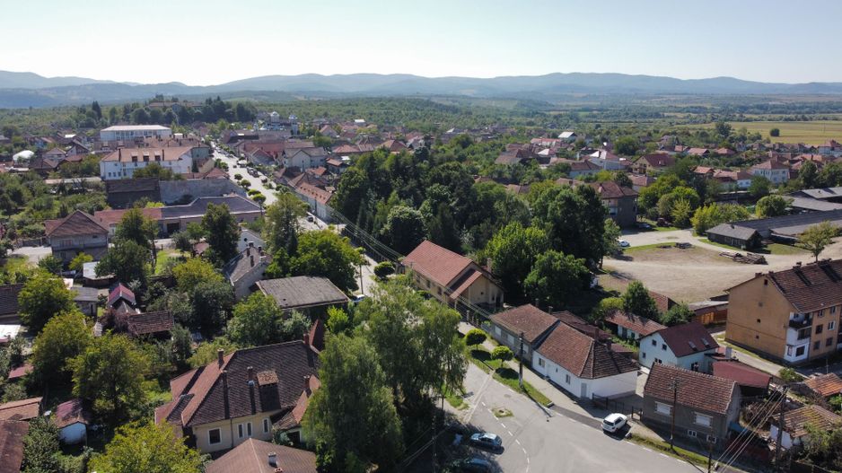 Casa vacanta,investitie  in Gurahont cu teren generos - Poză 19