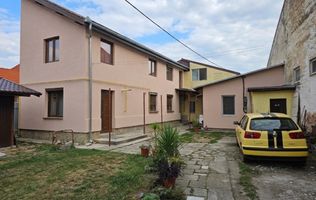 Casa 8 camere, cu 2 corpuri de cladire,  387 mp teren, zona Centru