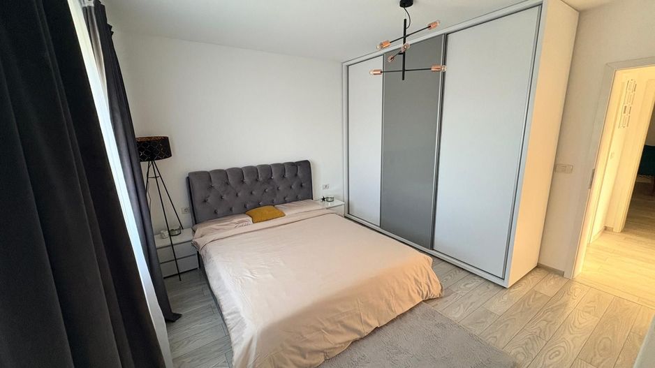 MOBILAT-UTILAT, 3 CAMERE, CURTE SPATOASA - Poză 8