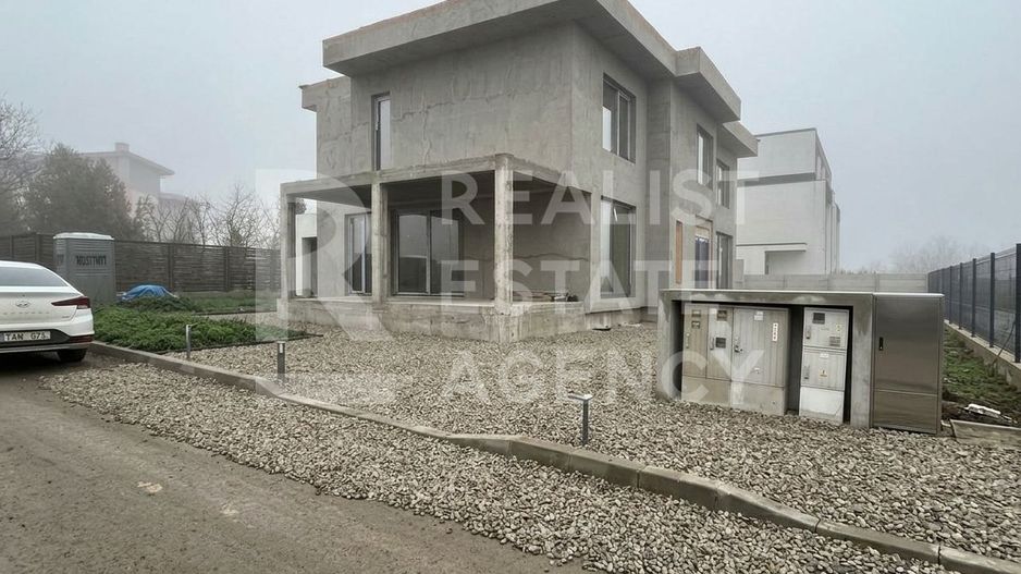Casă P+1, 315 m² utili | Teren 1.530 m² | Pe malul lacului Ostratu - Poză 3