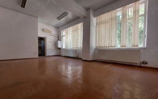 Spațiu comercial central de vânzare sau închiriere în Pașcani - Poză 1