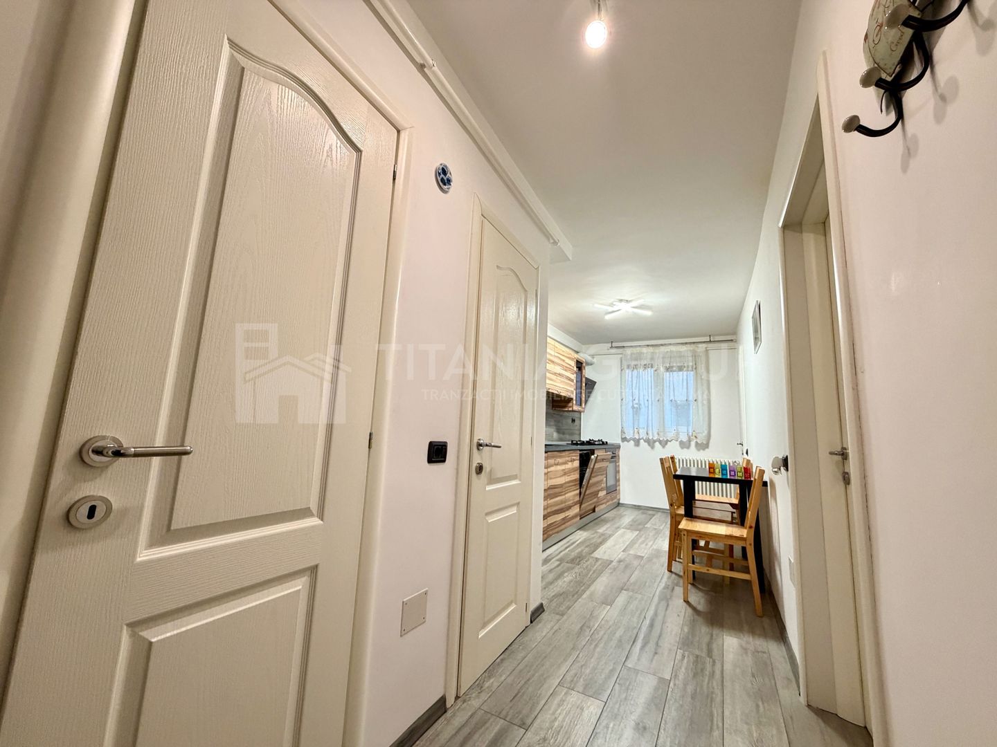 Apartament cu 3 camere, 2 bai  - zona Tractorul - Poză 16