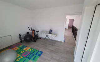 Casa cu 4 camere si garaj - Poză 11