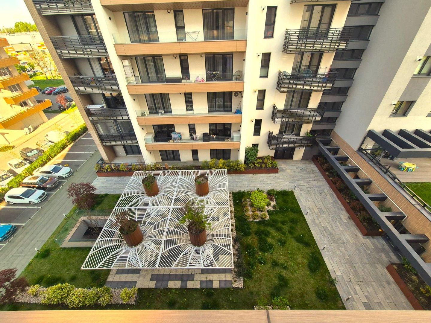 Zona Coresi, str. 13 Decembrie, apartament spațios, bloc nou, loc parcare - Poză 2