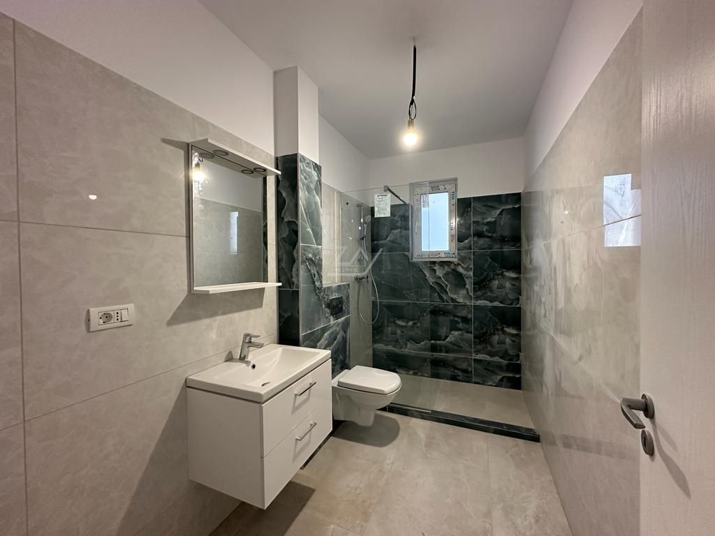 Asfalt. Etaj 1. Balcon mare. - Poză 7