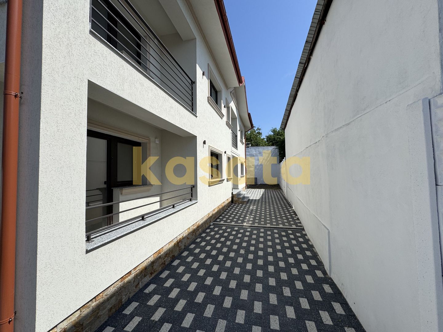 Casă individuală la curte - 1 km de metrou si Parc Bazilescu - Poză 2