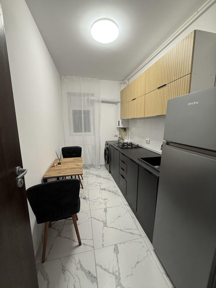 GARSONIERA BIRUINTEI, PRIMA INCHIRIERE, CURTE 9 MP, METROU 12 MINUTE - Poză 1