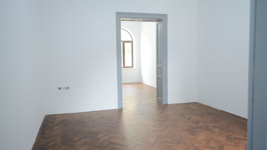 Apartament renovat in cladire interbelica, zona centrala - Poză 5