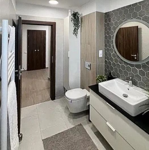 Un apartament în care priveliștea către Tâmpa face parte din experiența de zi cu - Poză 9