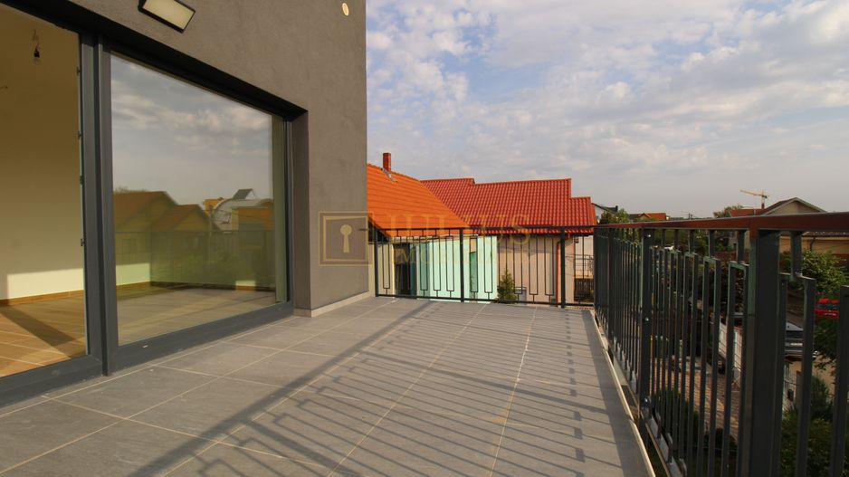 Casa zona Lunei, 5 camere + 3 bai, centrala proprie, rezidential sau birouri ! - Poză 25