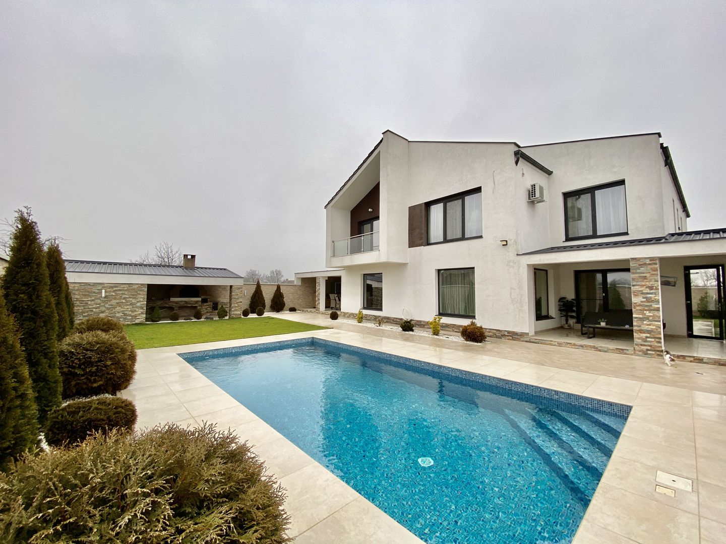 Vila pretabila pentru doua familii - Poză 2