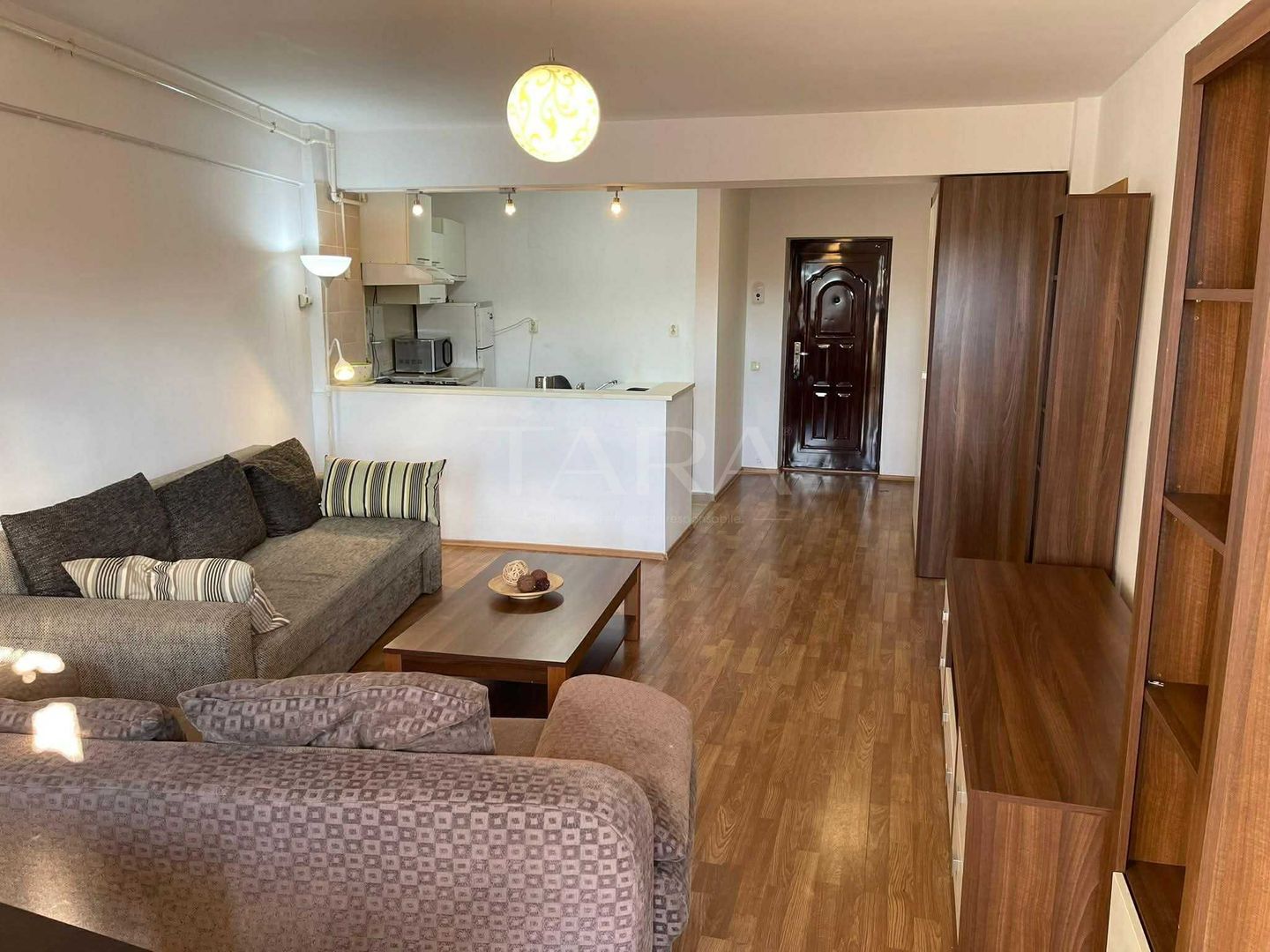 Apartament cu 2 camere, balcon generos, proximitatea Paltinia. - Poză 1
