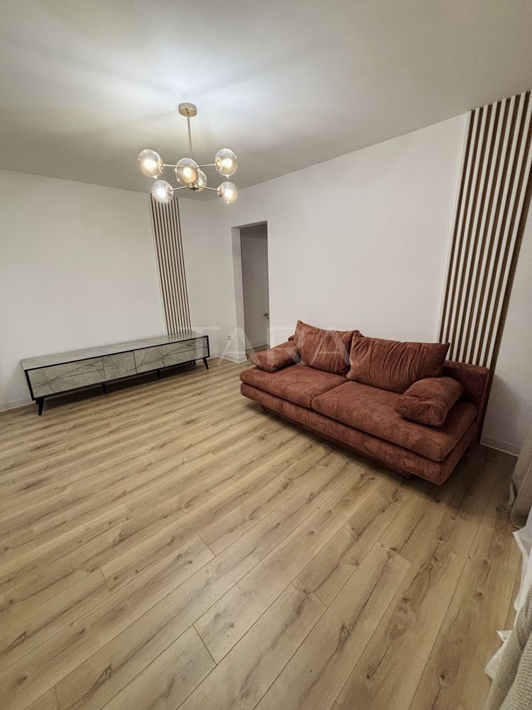 Apartament cu 3 camere, intermediar, complet renovat. - Poză 2