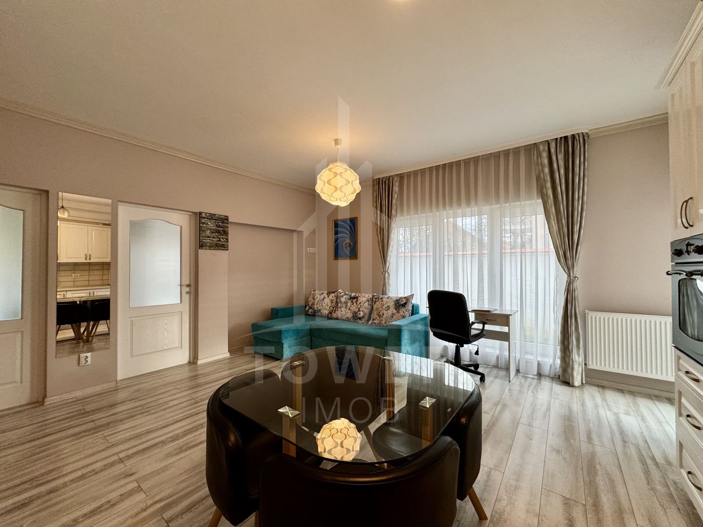 De inchiriat Apartament modern 3 camere cu curte privată şi parcare - Poză 2