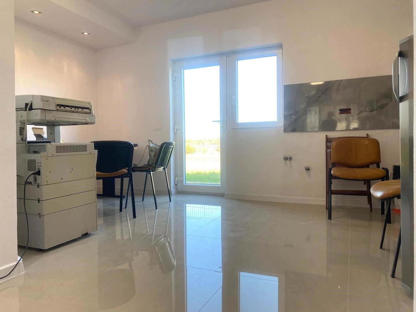 Casa la cheie! Vanzare casa cu 4 camere in Priseaca - Poză 4