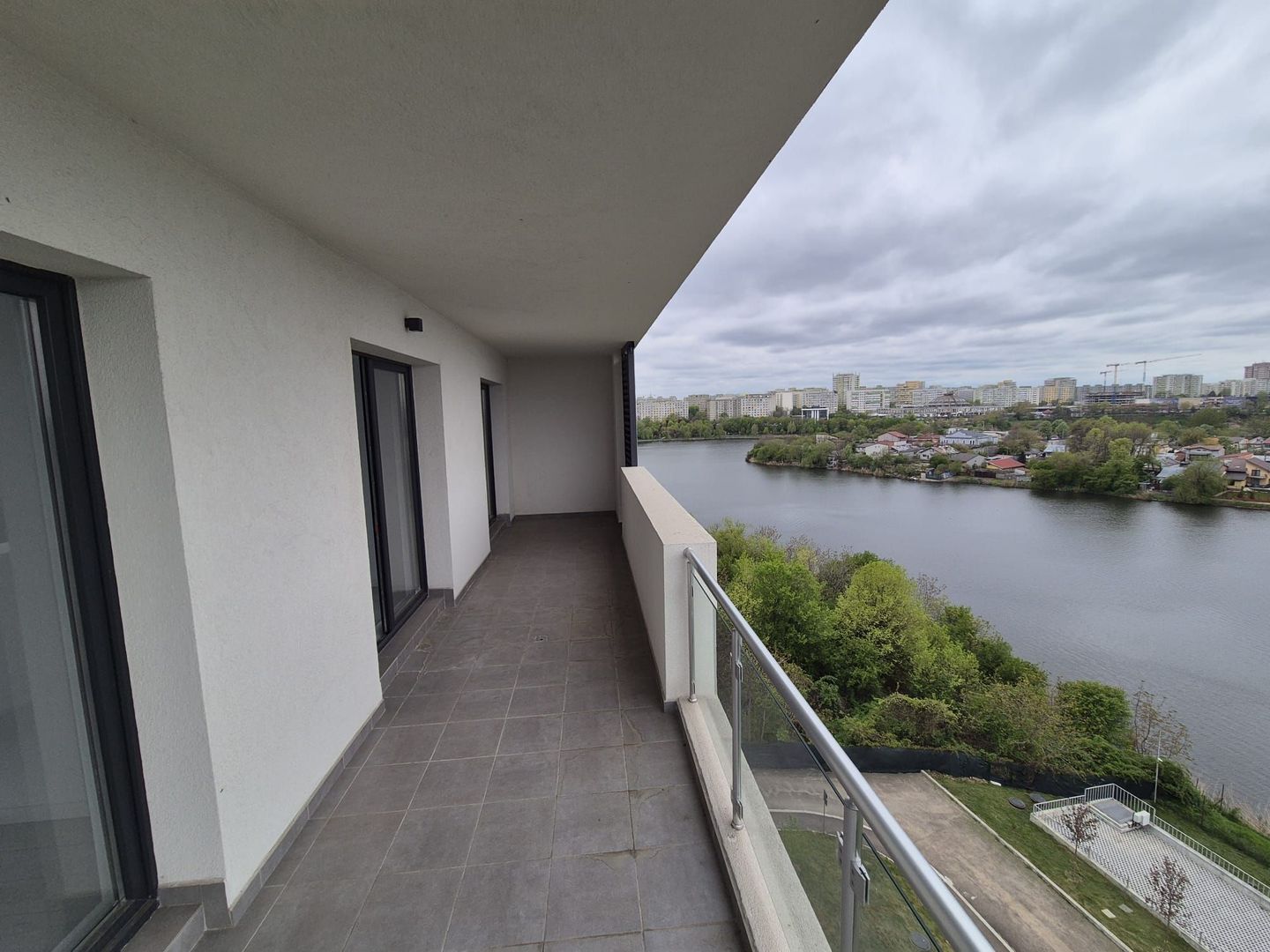 3 CAMERE VEDERE SUPERBA SPRE LAC BLOC NOU FINALIZAT TERASA GENEROASA - Poză 1