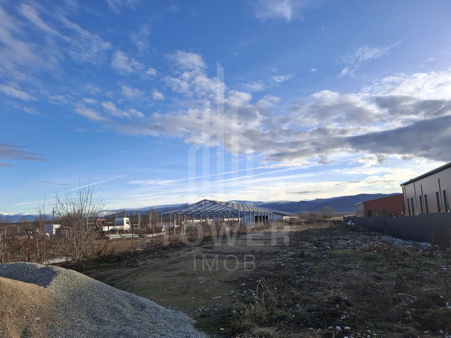 Teren intravilan la intrare in Cristian, pentru constructii industriale - Poză 1