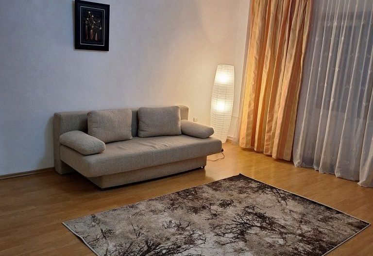 Închiriez garsonieră spațioasă Piața Muncii, bloc anvelopat, metrou - Poză 1