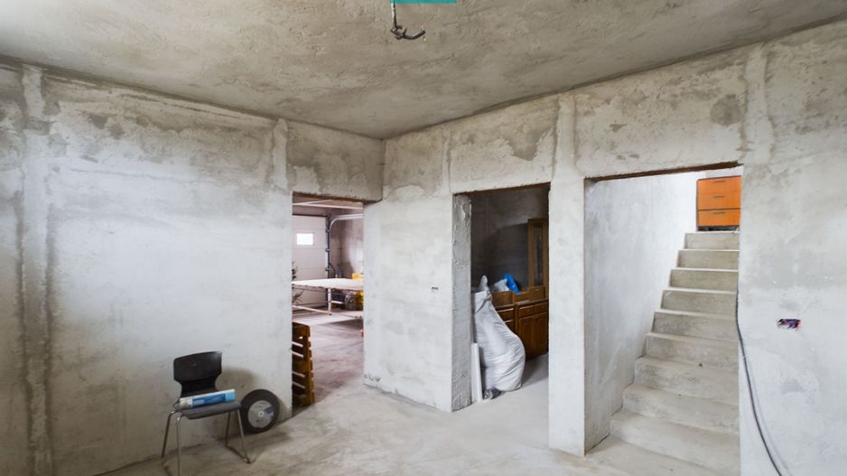 Vilă modernă pe 3 niveluri la gri în Poltura - Poză 15