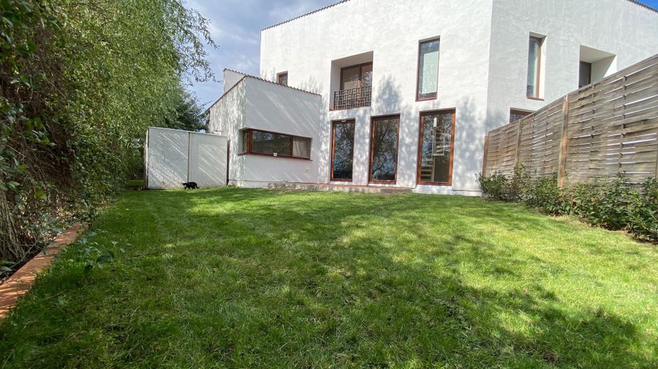 Apartament deosebit cu curte proprie si 2 locuri de parcare - Poză 1