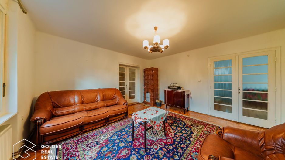 Vila superba, P+E,  Cuvin, 9 camere, 200 mp si teren 1300 mp plus anexa 3 camere - Poză 1