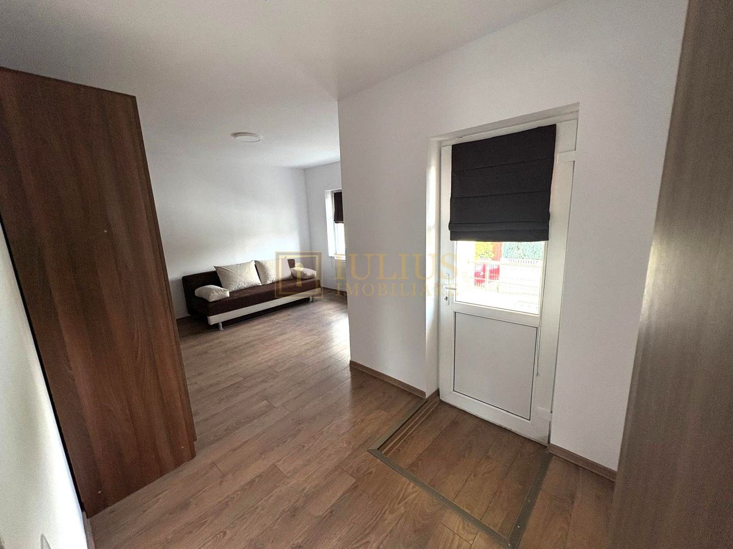Apartament la curte, 2 băi, loc de parcare, zona linistita, dressing - Poză 2