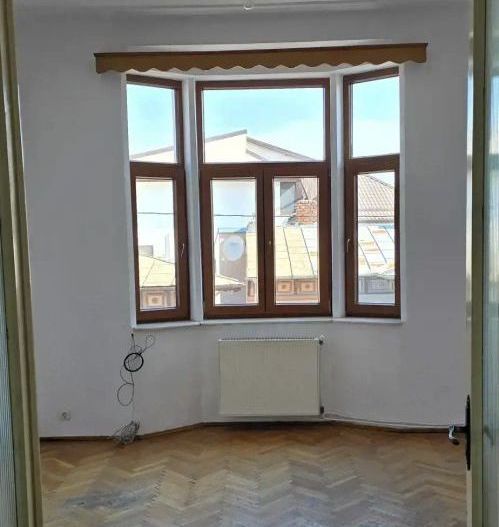 De vanzare Ap. 3 camere,pod, subsol in Vila, Hala Traian, sect. 3 - Poză 2