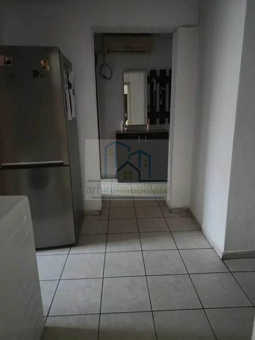 Apartament 3 camere, decomandat , etajul 1/10 - Poză 3