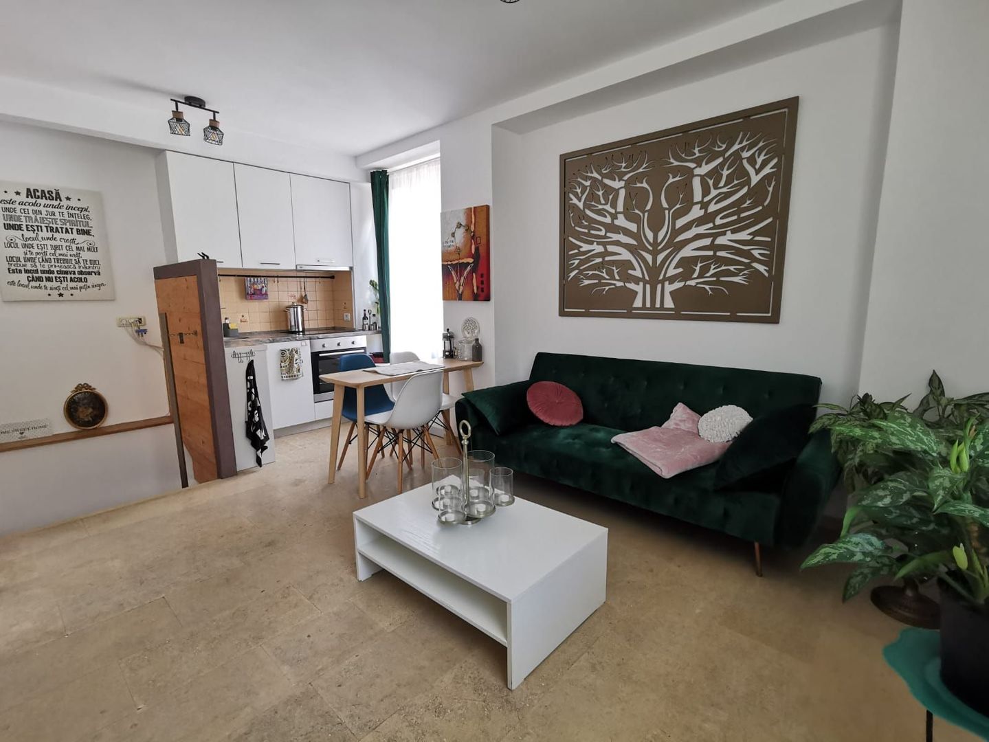 Apartament cu doua camere si loc de parcare - Poză 1