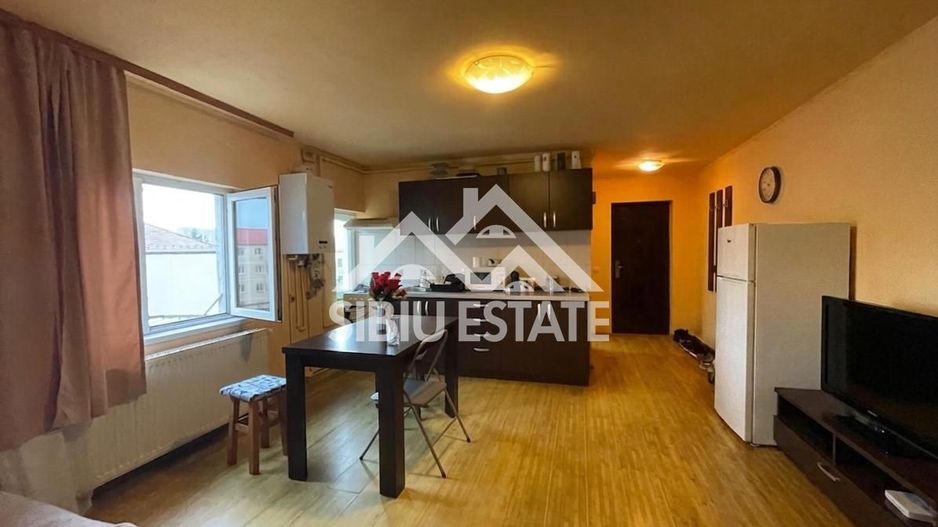 Apartament luminos cu 2 camere, la mansardă, în zonă căutată - Poză 1