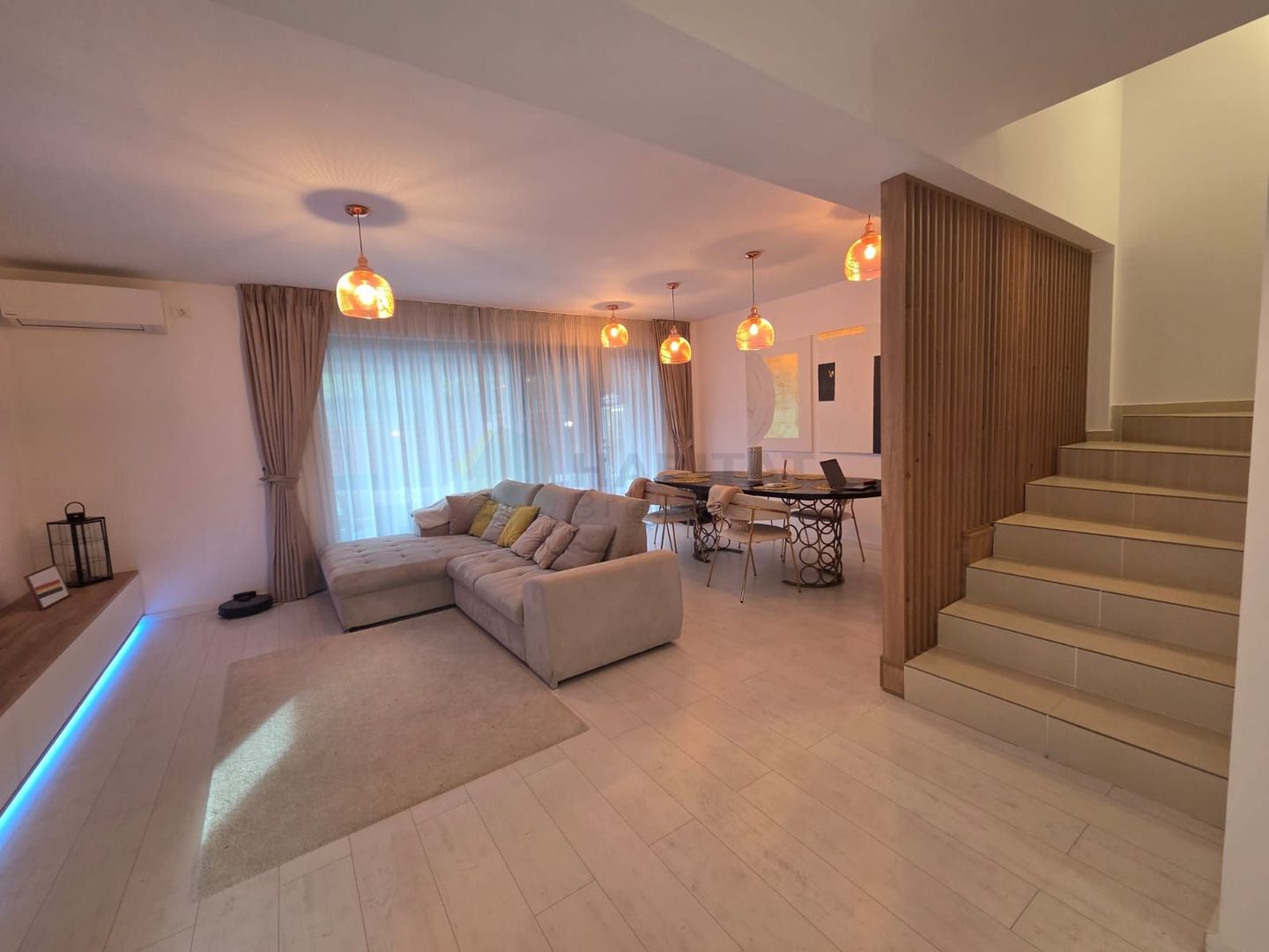 Vilă tip duplex cu mansardă, piscină și design modern – Tunari - Poză 1