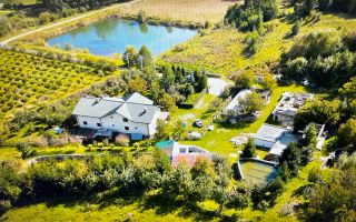 O proprietate de exceptie la Corbi, 18 ha, izvor, lac, pastravarie - Poză 1