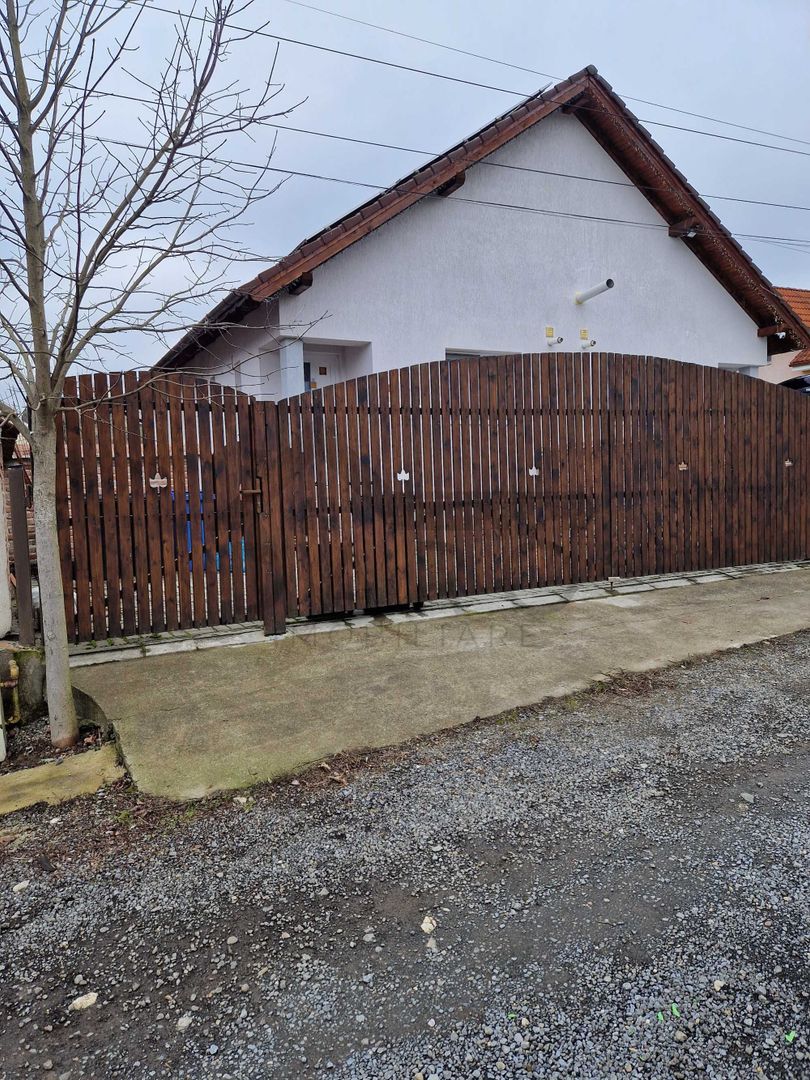 🏡 Casă de vânzare Livezeni | Curte proprie + terasă  170.000 € - Poză 2