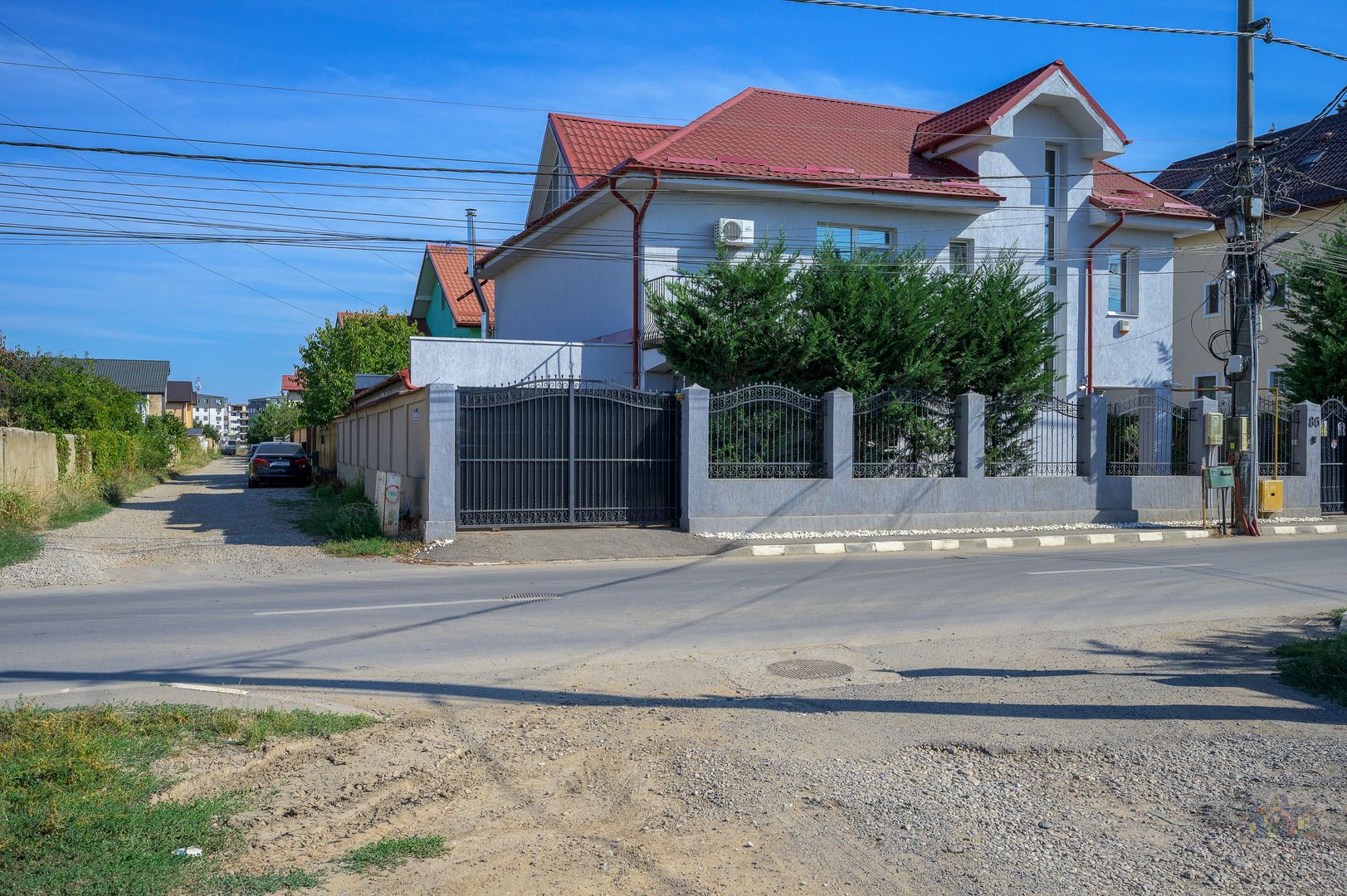 Vilă renovată P+1+M  | Foișor vitrat, grădină și jacuzzi - Poză 45