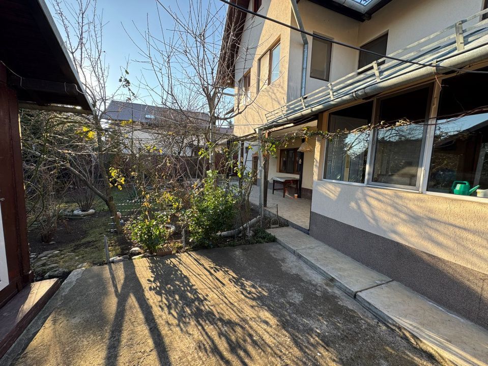 Vila de vanzare, 5 camere, garaj, 383 m2 teren, Campina - Poză 1