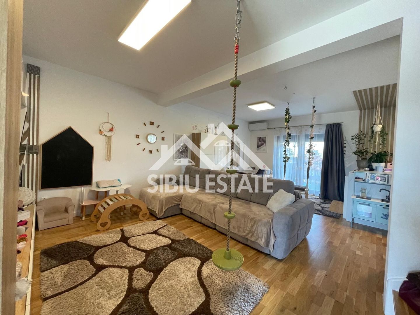 Duplex elegant cu 5 camere, 2 bai, curte in Cristian - Poză 32