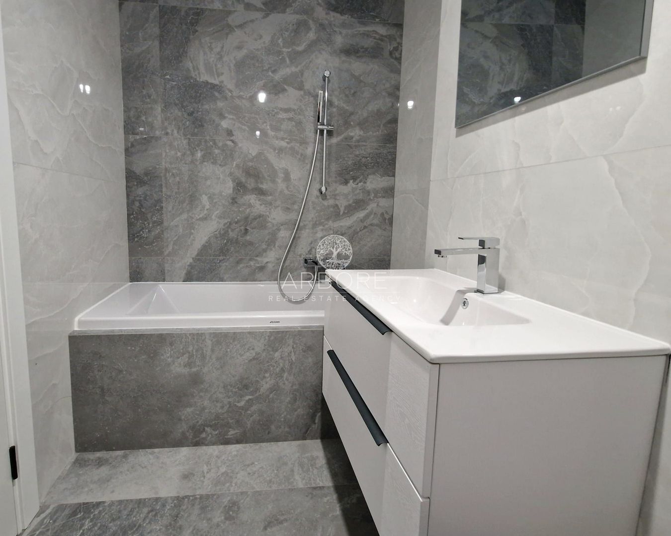 Apartament de lux cu terasa, complet utilat - Poză 9