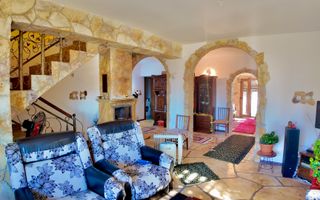 Casa de vanzare in Targoviste - 5 camere, 2 garaje, teren generos - Poză 7