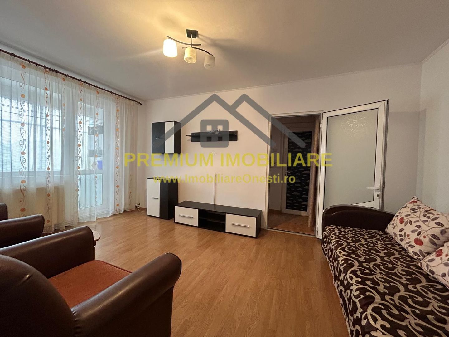 De vanzare apartament 2 camere zona de sus Onesti - Poză 1