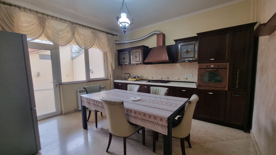 Vila generoasa de inchiriat intr o zona principala a orasului - Poză 15