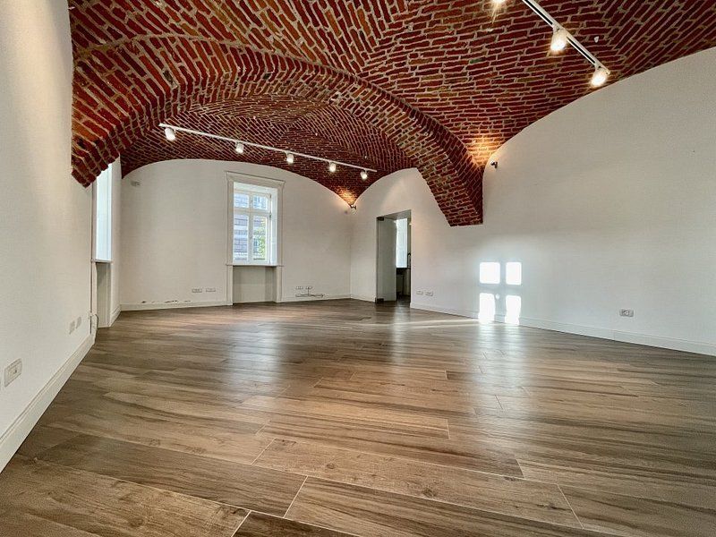 Spatiu birou in cladire istorica restaurata - Poză 3