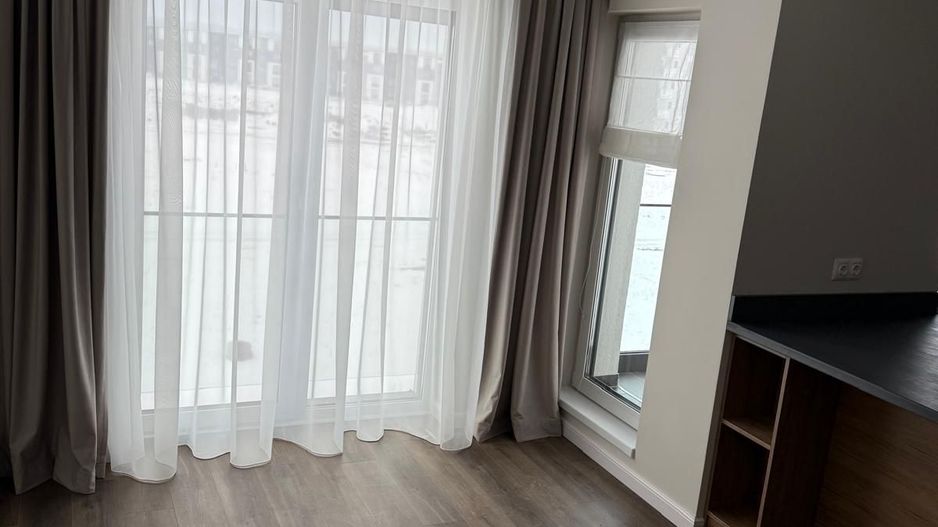 Apartament cu 3 camere,balcon, complet mobilat si utilat - Poză 2