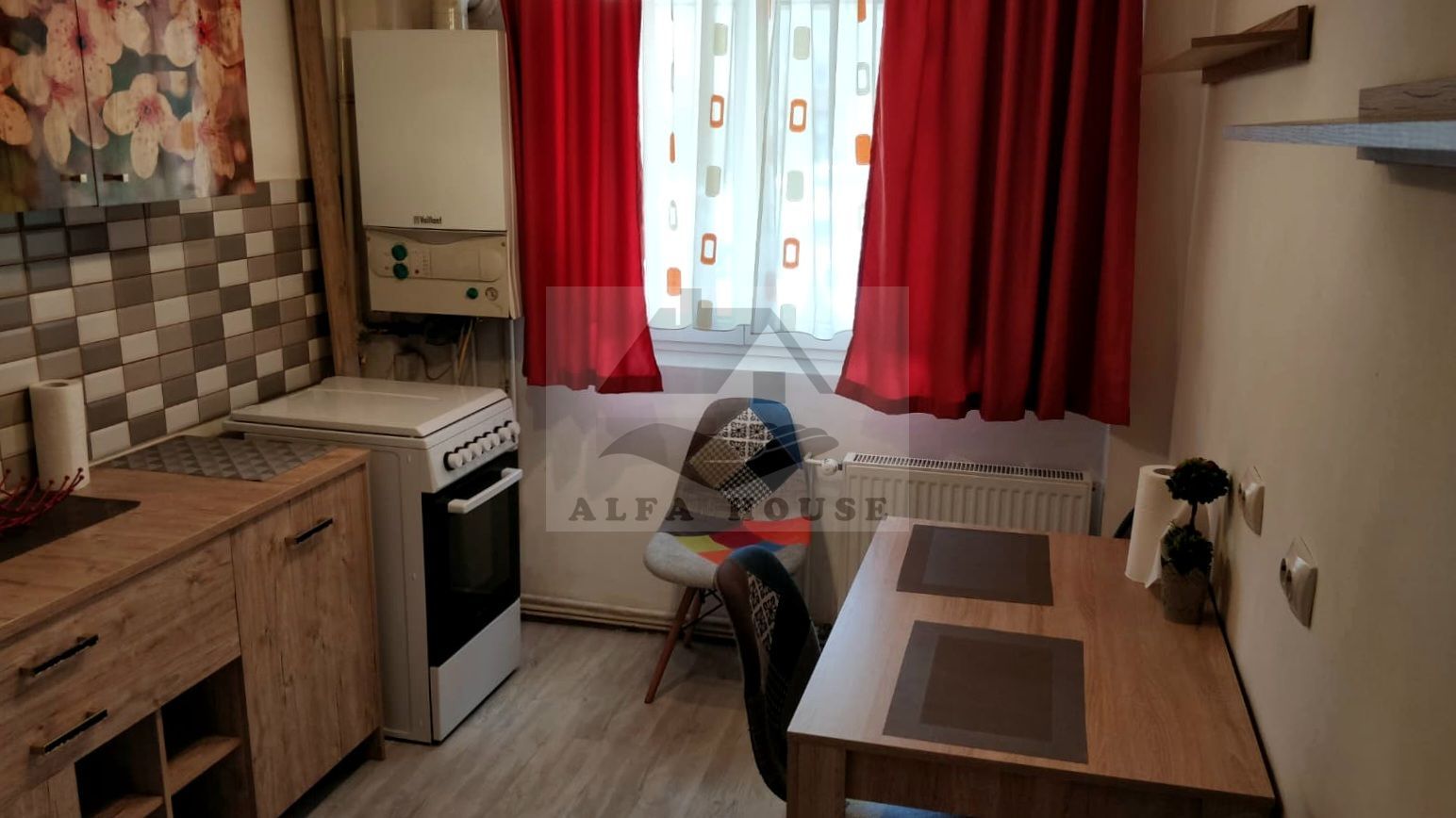 Apartament cu patru camere, zona Florilor-Craiter 80 mp - Poză 4