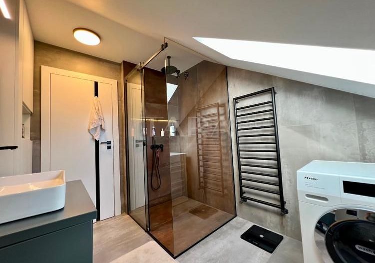 Confort și rafinament într-o locuință cochetă din Buna Ziua - Poză 14