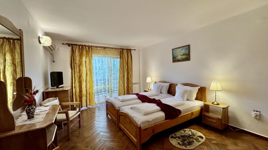 Hotel 20 camere Delta Dunarii 50 m deschidere teren 6000 mp acces auto - Poză 12