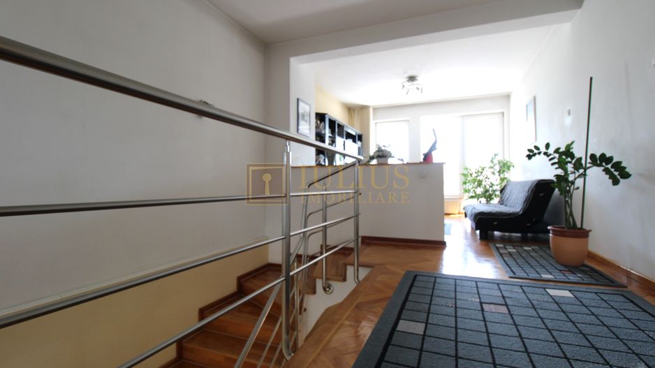 3 dormitoare, 3 bai, living spatios, 2 terase si curte. - Poză 13