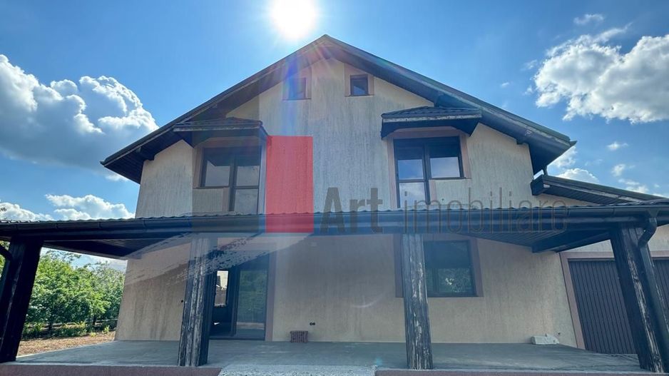 Casa la rosu in Peris - Poză 1